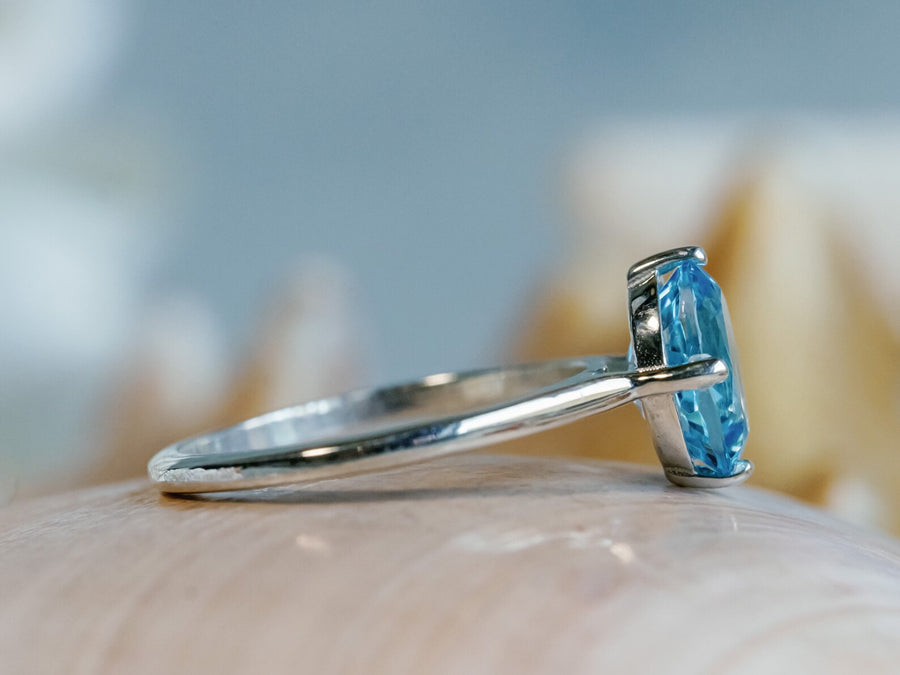 14k Oval Cut Blue Topaz Ring