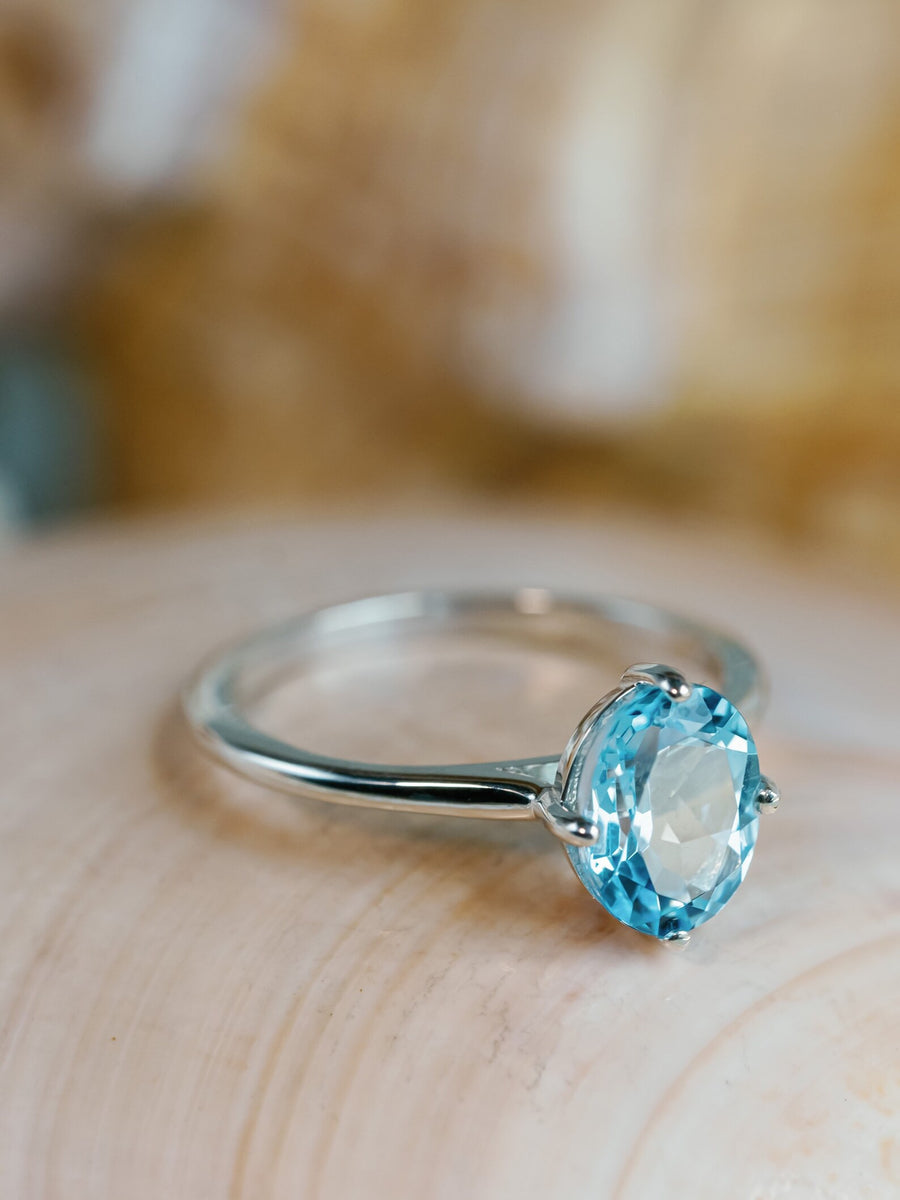 14k Oval Cut Blue Topaz Ring