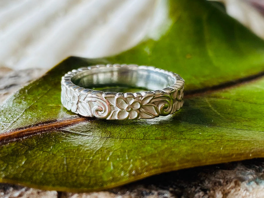 Women’s Floral Vintage Style Wedding Band