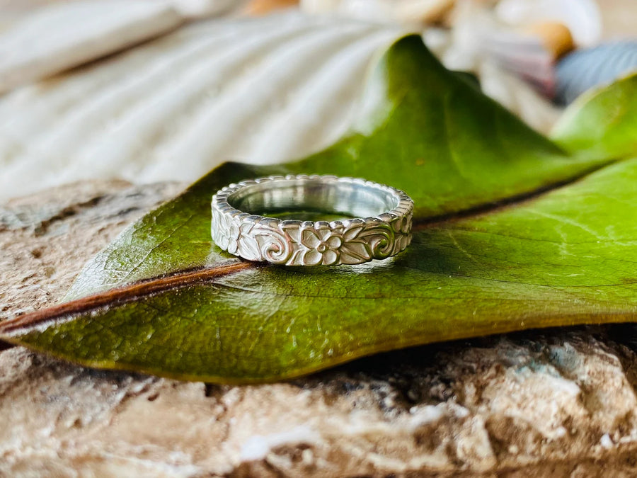 Women’s Floral Vintage Style Wedding Band