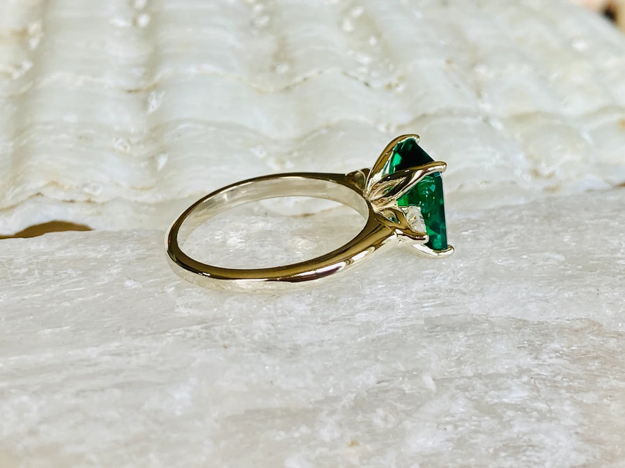 14k Three Stone Green Emerald Ring