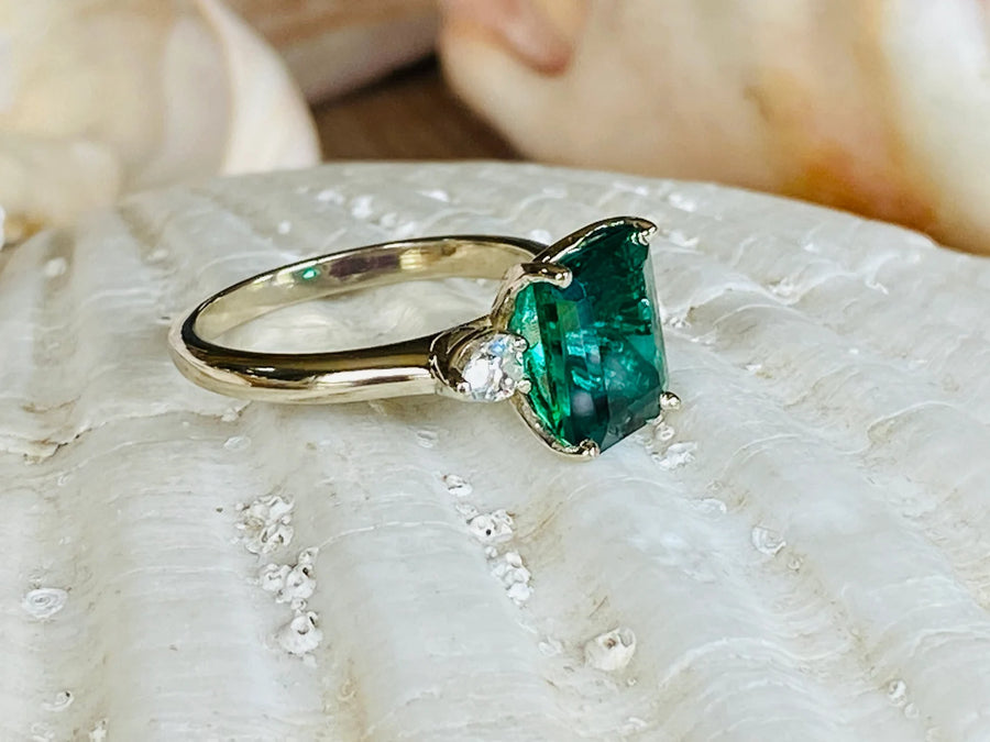 14k Three Stone Green Emerald Ring