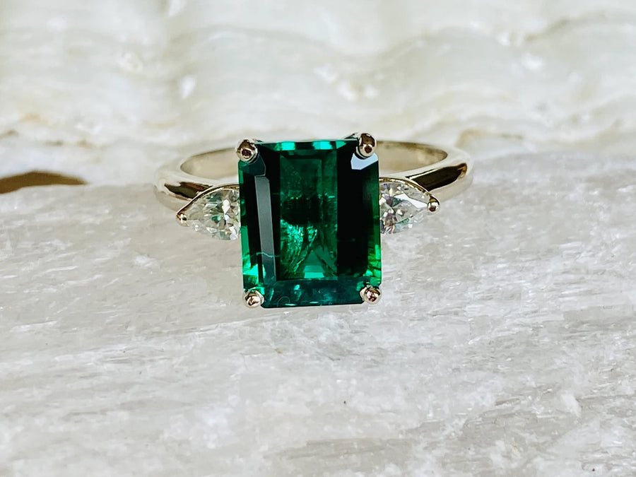 14k Three Stone Green Emerald Ring