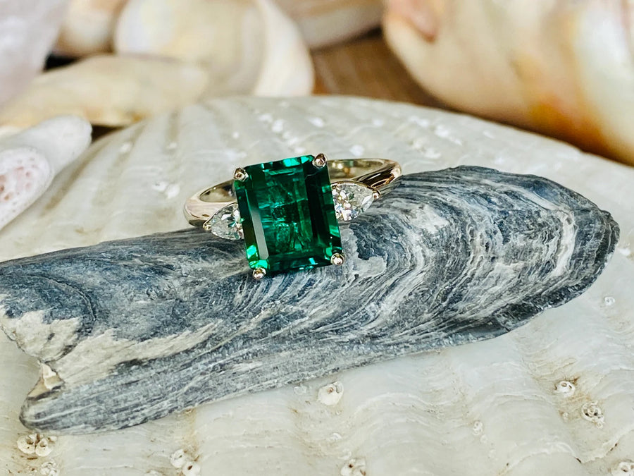 14k Three Stone Green Emerald Ring