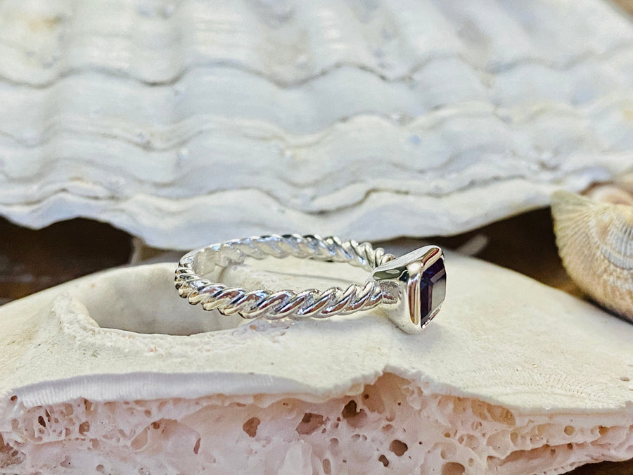 14k Alexandrite East West Twist Ring 7x5mm Stone